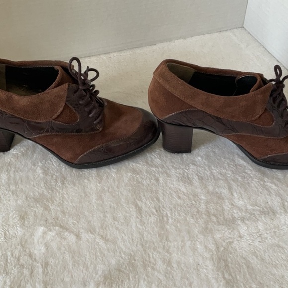 Naturalizer Brown Heels with Brogue Detailing Victorian - Picture 2 of 8